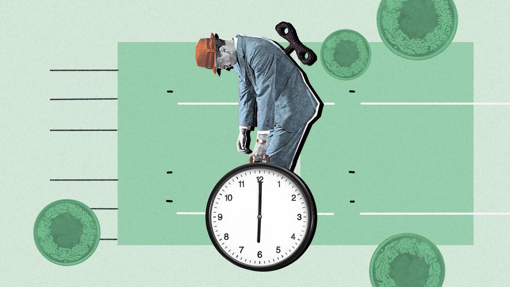 Muss ich Überstunden machen? Ein Angestellter als «Aufziehmännchen» steht abgemüht auf einer Stechuhr. Diese Rechte haben Schweizer Arbeitnehmende, die Überstunden leisten müssen