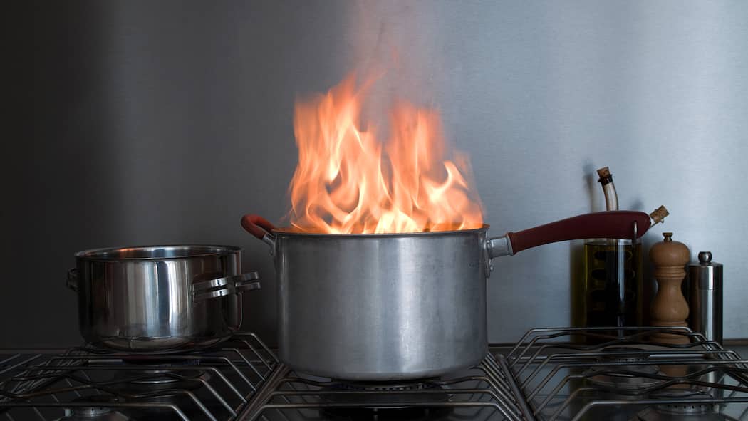 Welche Absicherungen braucht es - und welche nicht? Bild eines Küchentopfs, der brennt.