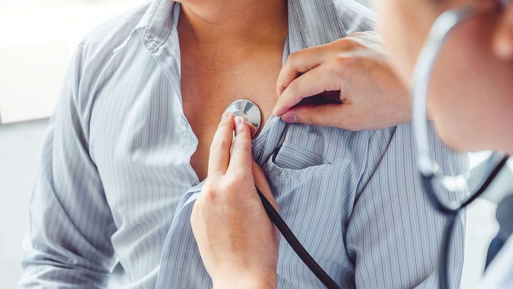 Wenn der Motor aus dem Takt gerät Ein Arzt hört die Herztöne eines Patienten ab.