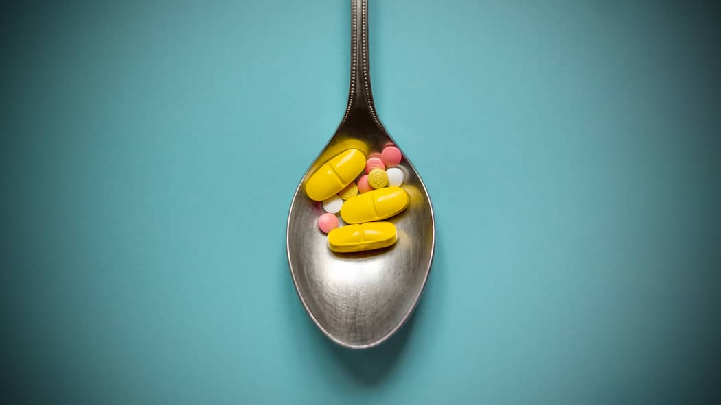 Falsche Heilsversprechen – und die Aufsicht schaut weg Ein Löffel voll mit diversen Pillen