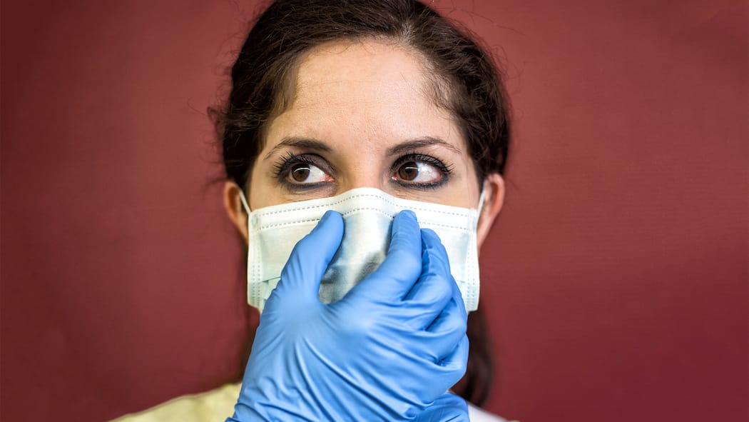 «Eine sehr ernst zu nehmende Gefahr» Eine Pflegerin mit Spitalhandschuhen rückt die Gesichtsmaske zurecht.