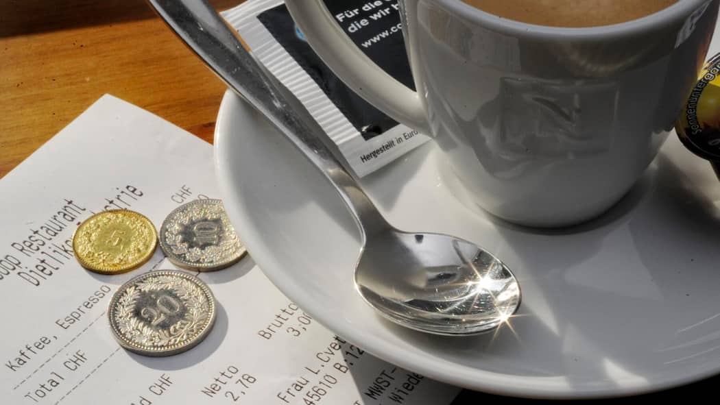 Gasthaus zum knausrigen Wirt Kaffeetasse, Rechnung und Trinkgeld