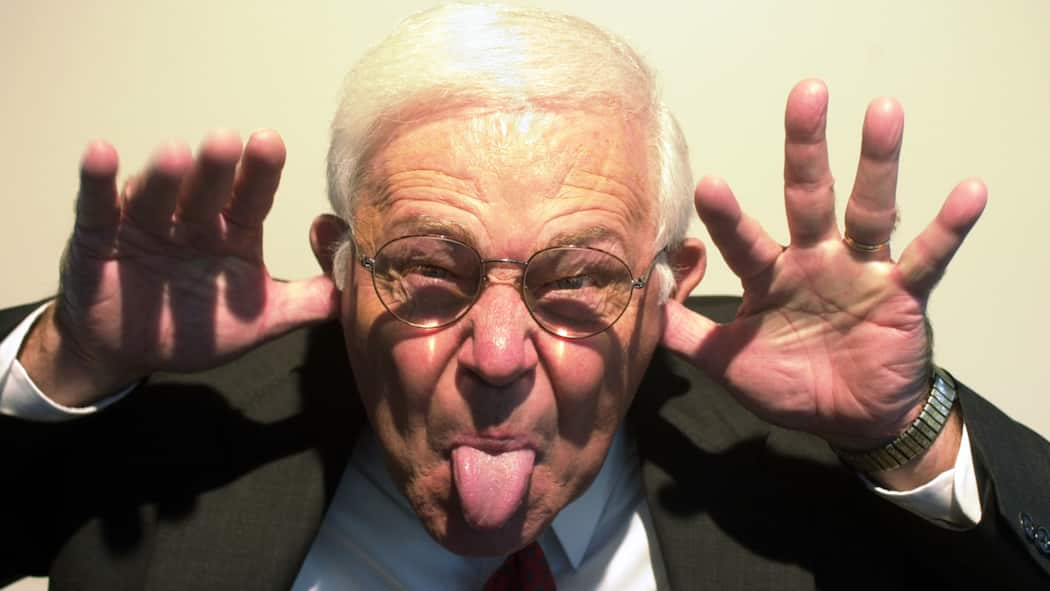 Unliebsame Verwandte enterben? Ein älterer Mann streckt die Zunge heraus