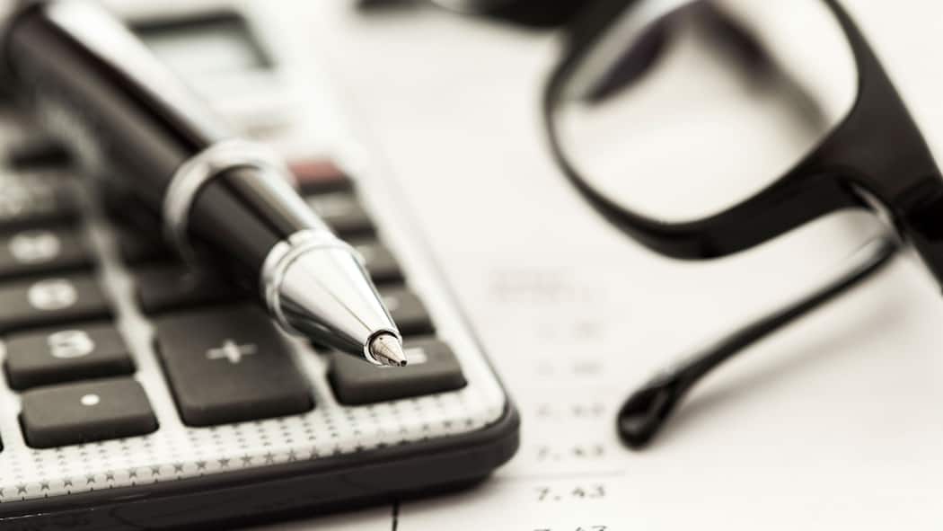 Die Zahlung in die dritte Säule aufrunden? Ein Taschenrechner liegt auf einem Papier mit Notizen und Zahlen drauf.