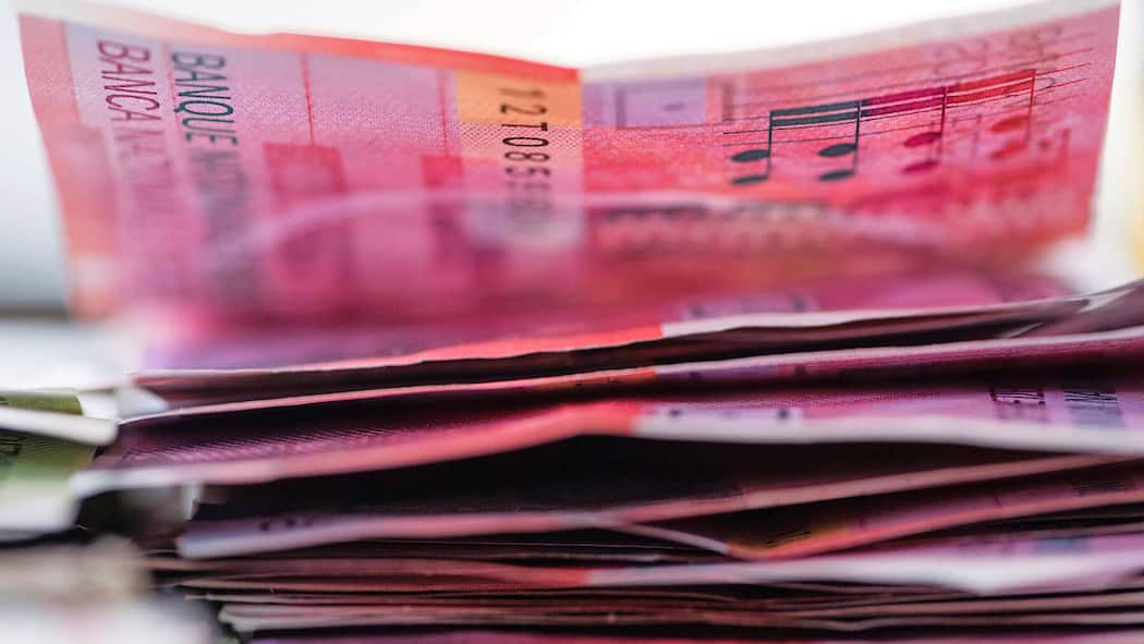 Zurückzahlen nach Stellenantritt? Ein Bündel Schweizer Banknoten