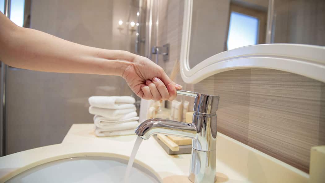 Zu Unrecht verrechnete Kosten zurückfordern? Wasserhahn mit fliessendem Wasser