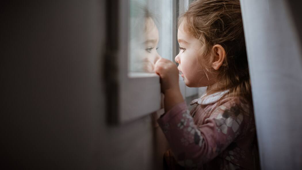 Wie geht es den versteckten Kindern heute? Ein Gastarbeiterkind schaut aus dem Fenster
