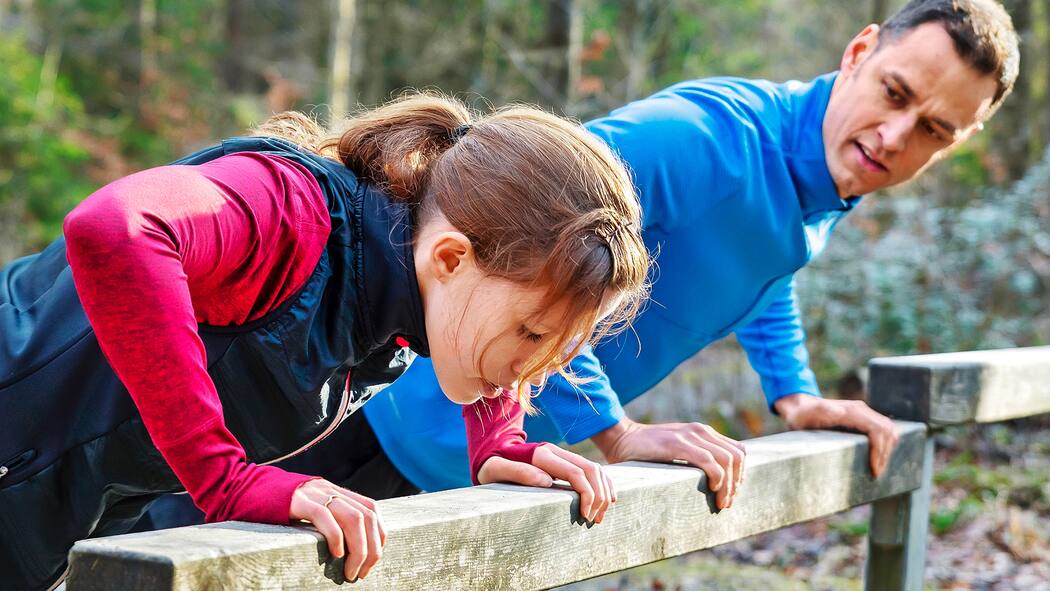 Was bringt das Outdoor-Training? Jasmine Helbling und Marton Gintner trainieren an einem Posten des Vitaparcours