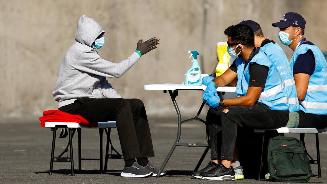 Worum geht es bei der Frontex-Abstimmung? Ein Migrant wird von Frontex verhört