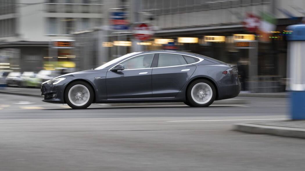 Elektroautos sind nicht leiser Tesla in der Stadt unterwegs