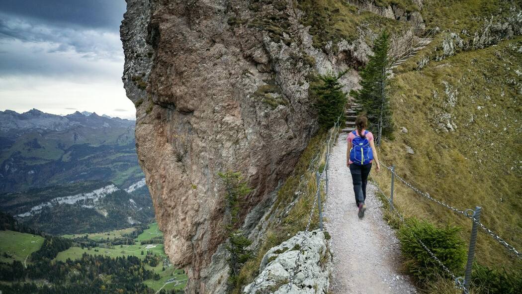 Das Risiko wandert mit Wanderin am Grossen Mythen