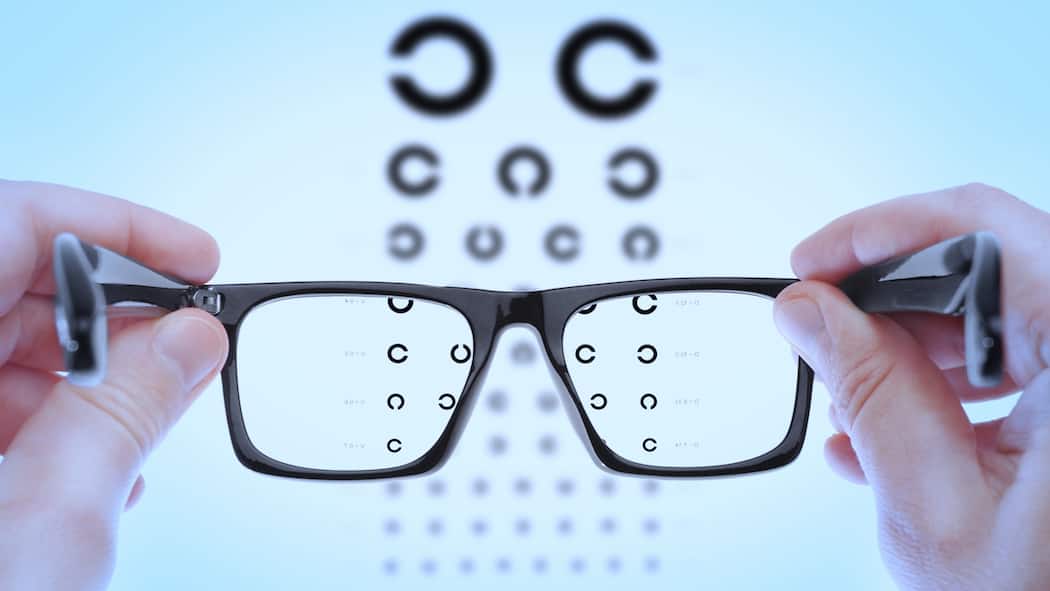 Lesehilfe für Ihren Vorsorgeausweis Eine Brille, die vor einen Sehtest gehalten wird, kann sprichwörtlich als Lesehilfe für den Ausweis der Pensionskasse dienen. Das sagt der Vorsorgeausweis Ihrer Pensionskasse aus.