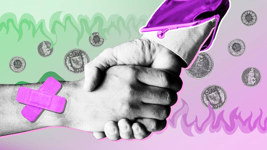 So sparen Sie bei den Prämien viel Geld Zwei Hände, eine mit Pflaster, eine mit Portemonnaie, halten einander vor Münzen und Brandmuster. Warum Sie die Krankenkasse wechseln sollten.