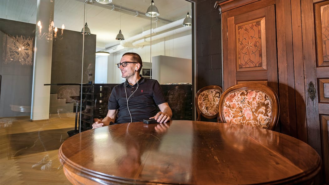 Die Vorteile des lokalen Arbeitens Mann am Tisch