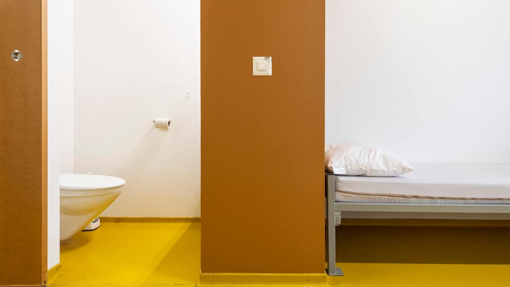 Harte Bedingungen, die tödlich enden können Blick in eine Gefaengniszelle in der Kriseninterventionsabteilung (KIA) im Gefaengnis Limmattal, aufgenommen am Freitag, 1. Maerz 2019 in Dietikon Zuerich. (KEYSTONE/Ennio Leanza)