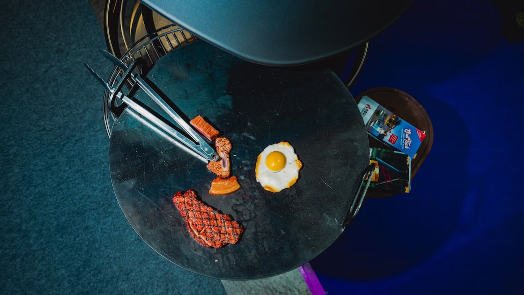 Von Kampfgrillern und Gärtnern mit Nagelscheren Impressionen von der Gartenmesse Giardina in Zürich: Ausstellungs-Grill mit Fake-Grillgut.