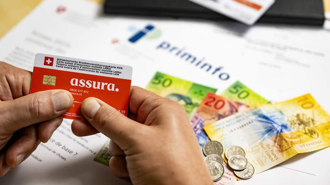 33 Prozent der Haushalte kämpfen mit Prämien der Krankenkassen Versicherungskarte und Geldnoten - Für viele Menschen in der Schweiz wird die monatliche Krankenkassenrechnung zur Belastung.Wer nicht zahlt, landet schneller in der Schuldenspirale als gedacht