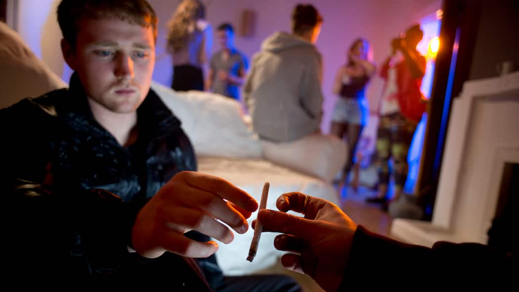 Mein Kind doch nicht! Ein Jugendlicher auf einer Party nimmt einen Joint entgegen.