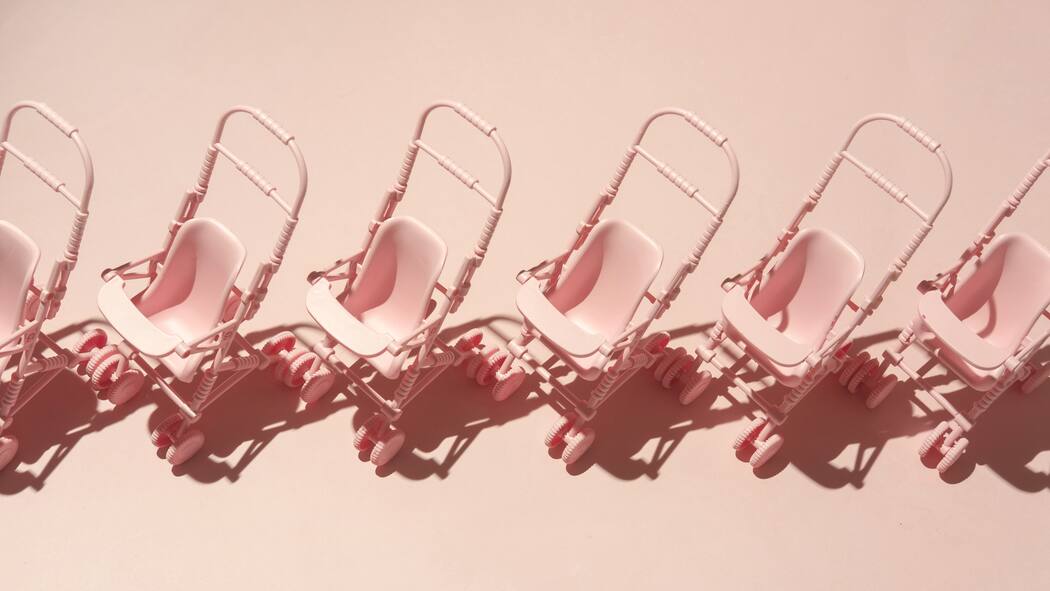 Statt Kinderwagen gabs Ärger Künstlerische Ansicht auf rosa Kinderwagen.