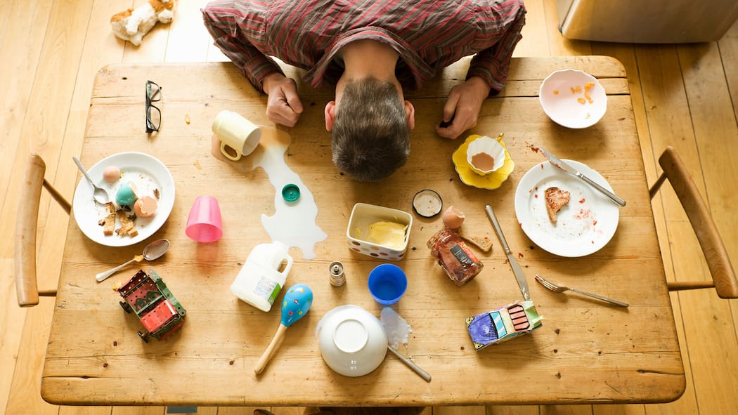 Der Partner nervt – was kann ich tun? Chaos am Frühstückstisch.