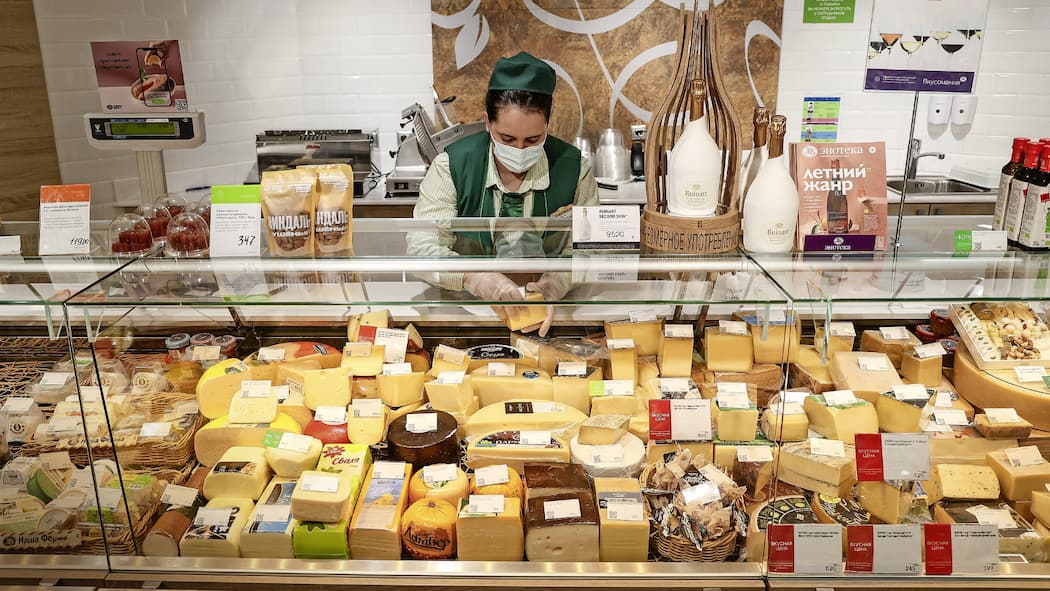 Wie der Krieg ein fettes Geschäft ausbremst Eine Käsetheke in einem Laden in Russland