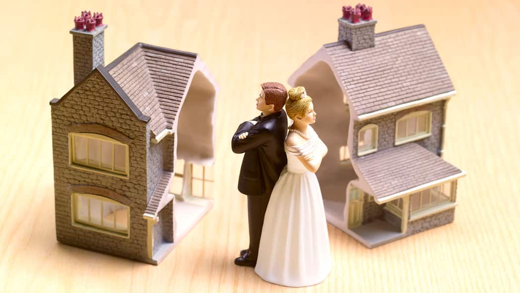 Gehört mir das ganz oder nur teilweise? Gespaltenes Haus mit Paar