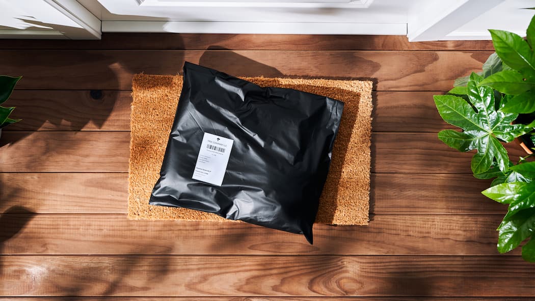 Gefällt mir nicht, also zurück damit? Ein kleines Paket in schwarzer Folie liegt auf dem Fussabtreter vor einer Haustür. Wie sieht es mit dem Rückgaberecht von bestellten Sendungen aus, wenn man etwas aus einem Online-Shop im Ausland bestellt hat.