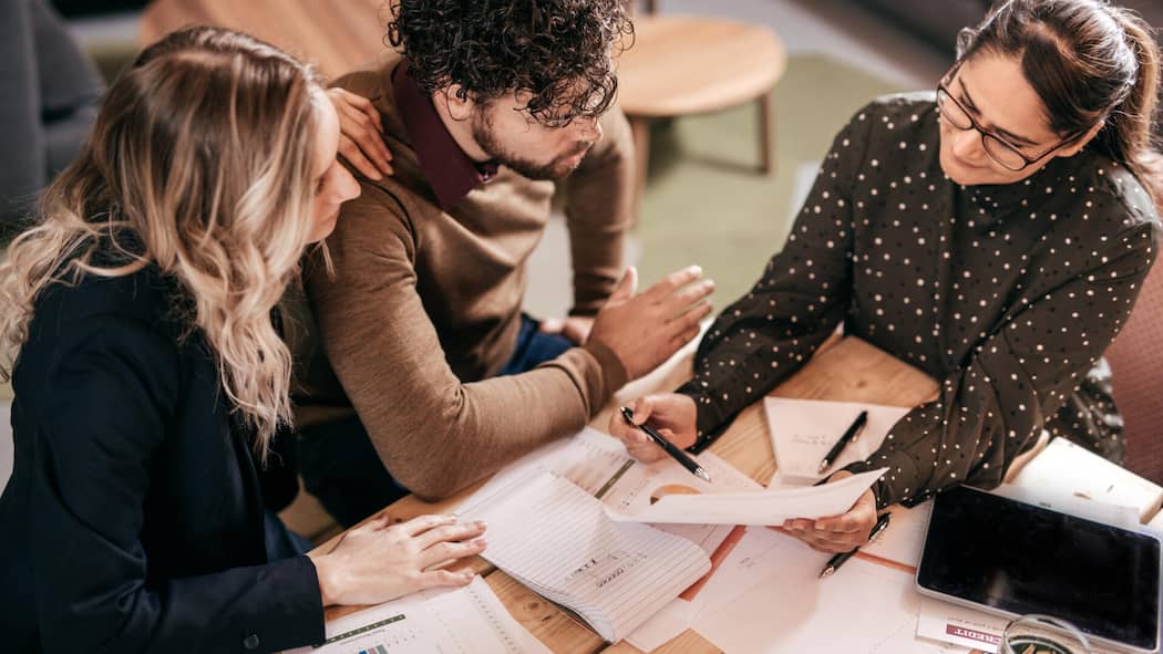 Warum selbst gut verdienende Haushalte pleite sind Zwei Frauen und ein Mann diskutieren Finanzdokumente – Drei Millionen Steuerpflichtige in der Schweiz haben kaum oder gar kein Vermögen. Steigende Fixkosten und unerwartete Ereignisse bringen viele Haushalte unter Druck. Wie erleben Sie das? Diskutieren Sie mit.