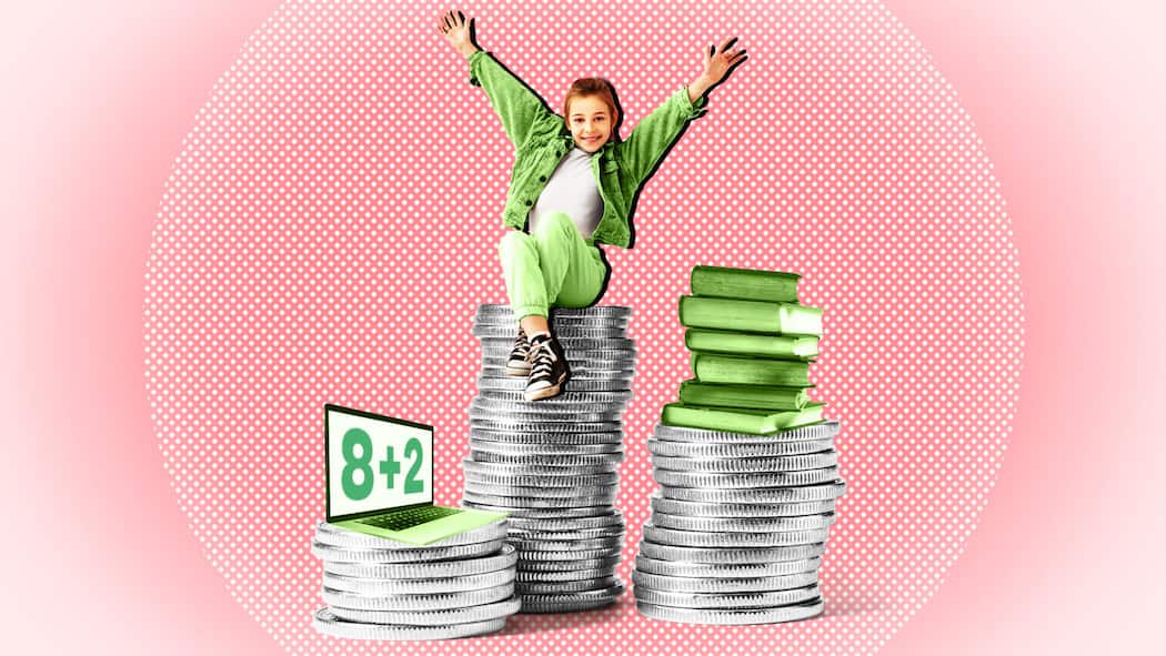 So lange müssen Eltern ihr volljähriges Kind unterstützen Jugendliche sitzt auf einem Stapel Geldmünzen - Ein Kind muss bis zur Vollendung der Erstausbildung finanziert werden, besagt das Gesetz. Was aber als Erstausbildung zählt, ist nicht klar definiert