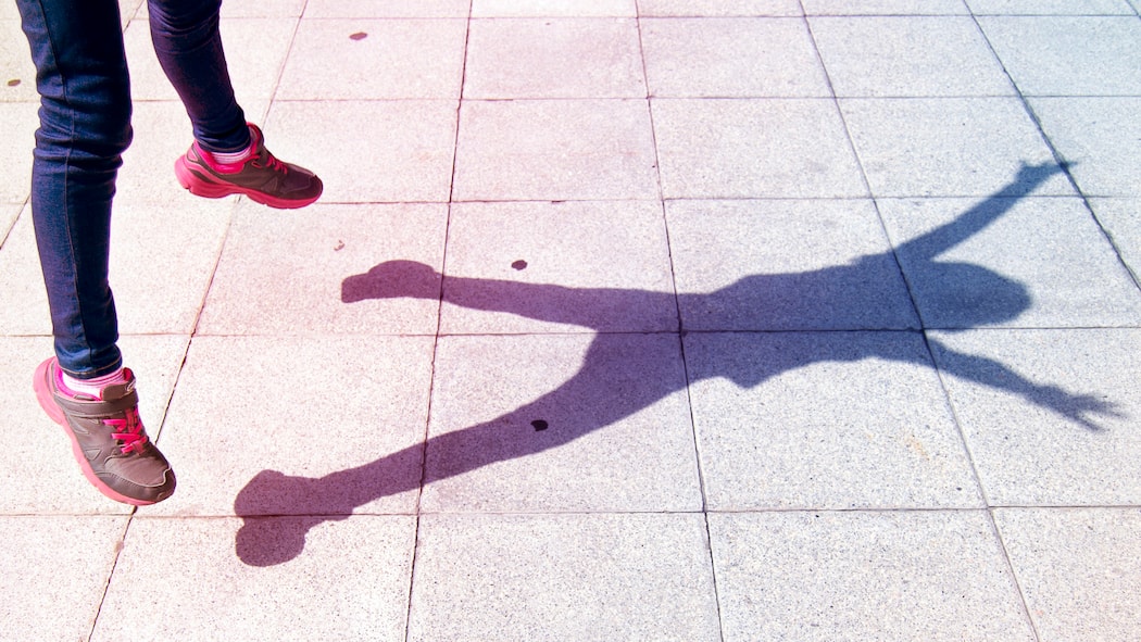 Mit diesen drei Fähigkeiten haben die Kinder heute Probleme Schatten eines Kindes, das den Hampelmann macht - Erziehung ändert sich von Generation zu Generation. Das ist gut so. Aber nicht nur. Denn es gibt wichtige Fähigkeiten, die Kinder heutzutage nicht mehr automatisch erlernen