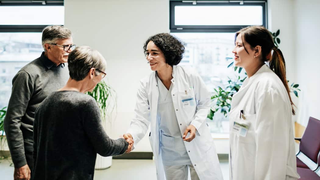 Herausgabe verweigert – zu Recht? Zwei Ärztinnen begrüssen ein älteres Paar im Krankenhaus.