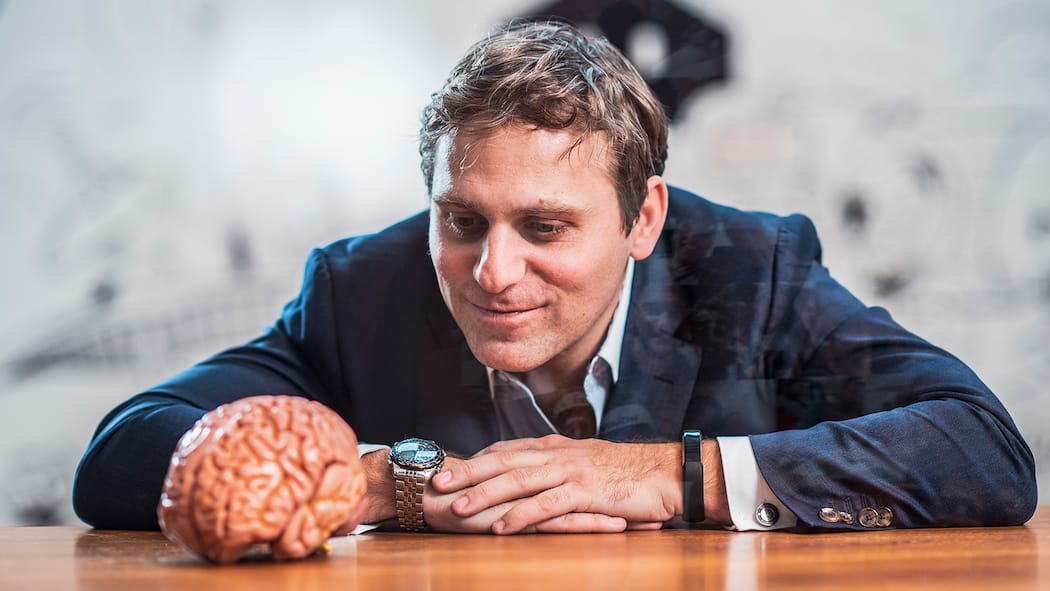 «Wir wollen den ‹Brain-Code› knacken» Pascal Kaufmann betrachtet das Plastikmodell eines Hirns