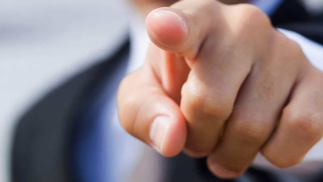 «Raus, aber sofort!» Mann zeigt mit Zeigfinger auf Gegenüber