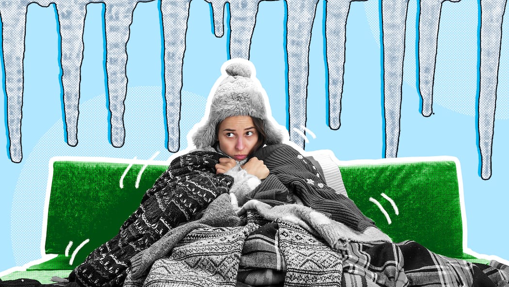 Die Heizung ist kaputt – das können Sie tun Eine junge Frau sitzt frierend auf dem Sofa ihrer Wohnung, eingepackt mit Decken, Wollpullover und Mütze. Was können Mieterinnen und Mieter tun, wenn die Heizung nicht funktioniert oder nicht genügend warm wird?