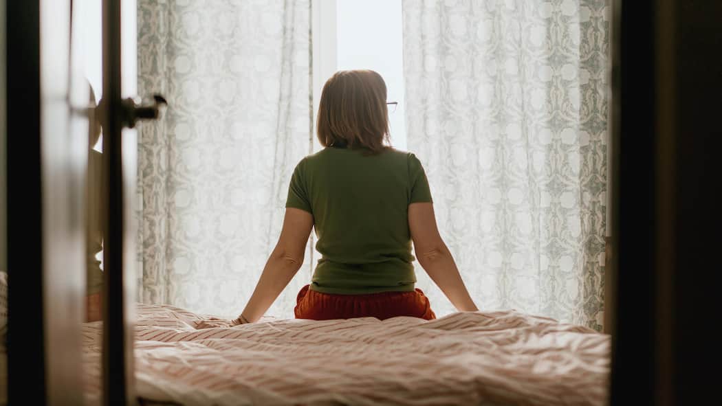 Gericht zwingt geschiedene Aargauerin in Billigjobs Frau sitzt auf Bett, schaut aus dem Fenster - Eine Frau hat sich fast zwei Jahrzehnte um Haus und Kinder gekümmert. Unterhalt bekommt sie nach der Scheidung aber nur sechs Monate lang