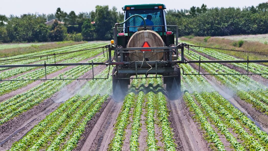 Versteckspiel um relevante Fakten Traktor versprüht Pestizide