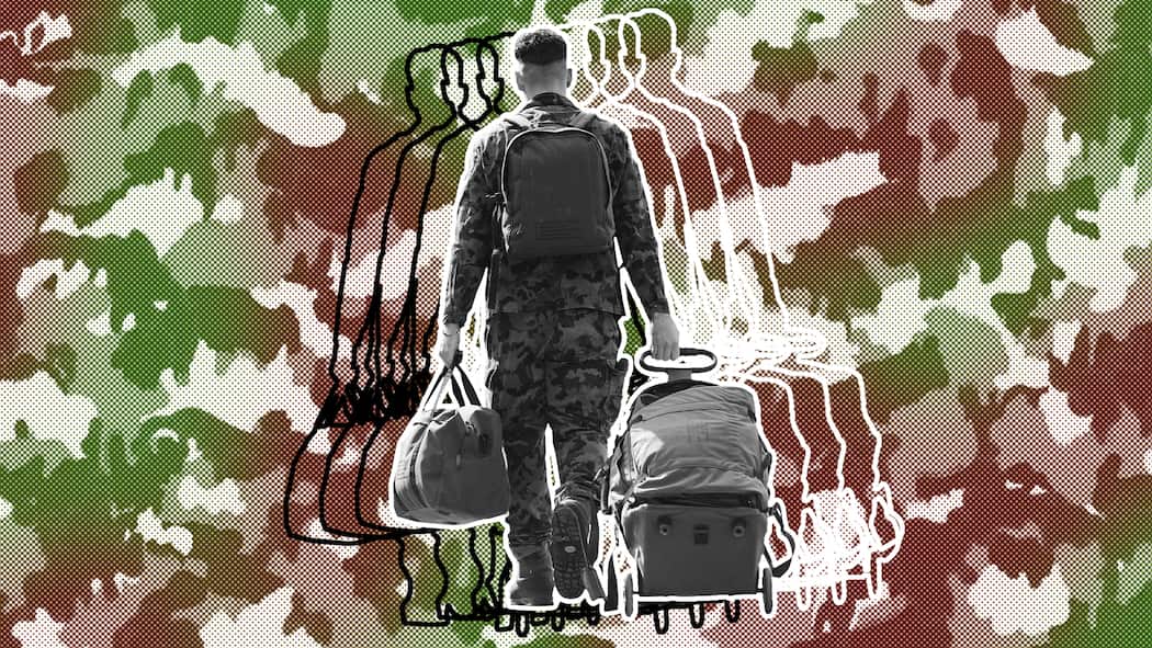 Diese 7 Fakten zum RS-Start sollten Sie kennen Ein Mann in Tarnkleidung trägt Taschen aus der Rückansicht vor Camouflage. Tipps für die Rekrutenschule.