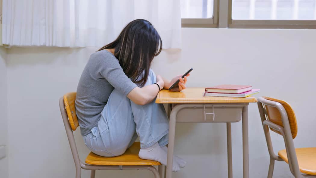 Digitale Erpressung und Deepfakes: Hier erhalten Sie Hilfe Asian depressed female student is looking at her mobile phone, and she feels upset
1646516444