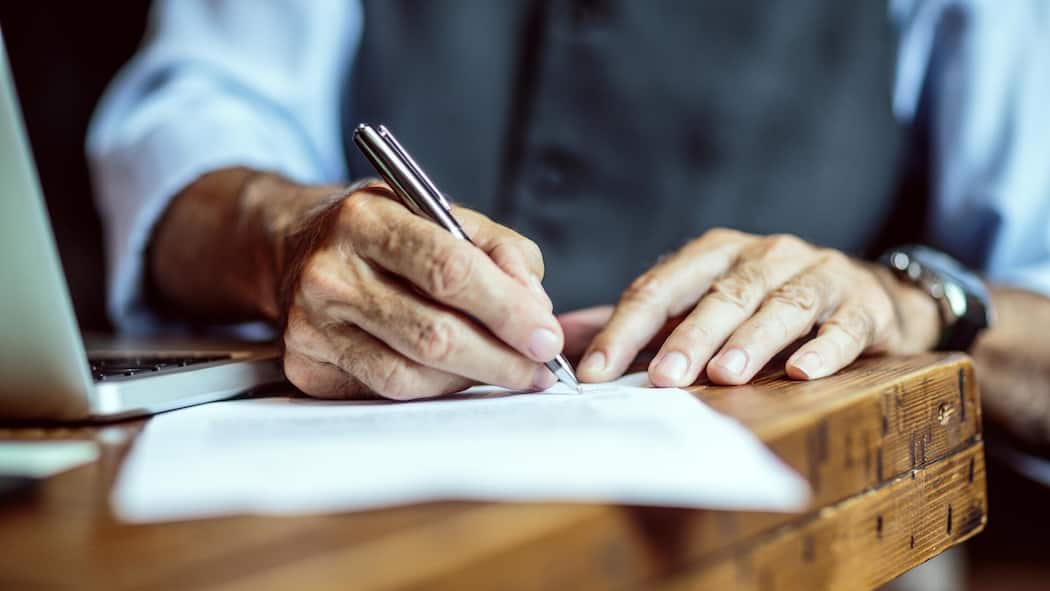 Wegen Demenz: Millionen-Testament ist ungültig Mensch mit alten Händen schreibt etwas von Hand - Ein 93-Jähriger vermacht seiner Nichte und seinem Neffen 2,6 Millionen Franken, sein Bruder soll nichts bekommen. Aber wegen Demenz des Erblassers ist das Testament ungültig. Der Beobachter erklärt, wie sich das vermeiden lässt