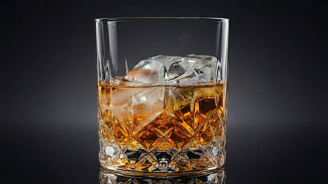 Wie ein angetrunkener Autofahrer sich vor Gericht schützen wollte Der «Whiskey-Trick»: Rettet eine *Schnapsflasche* im Auto das Billett?
©Andrea Klaiber/Midjourney und Gemini (Ki generiert)