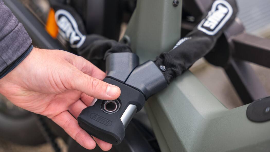Hightech gegen Velodiebe? Was digitale Schlösser wirklich bringen Bike Railing Finger
41001_YARDO_Fingerprint_7807F_85_Lifestyle_L1050291_SK.tif
Das Fingerprint-Fahrradschloss YARDO von ABUS wurde dieses Jahr mit dem EUROBIKE AWARD ausgezeichnet. Dieser Preis wird an besonders hochwertige und innovative Fahrradpro…