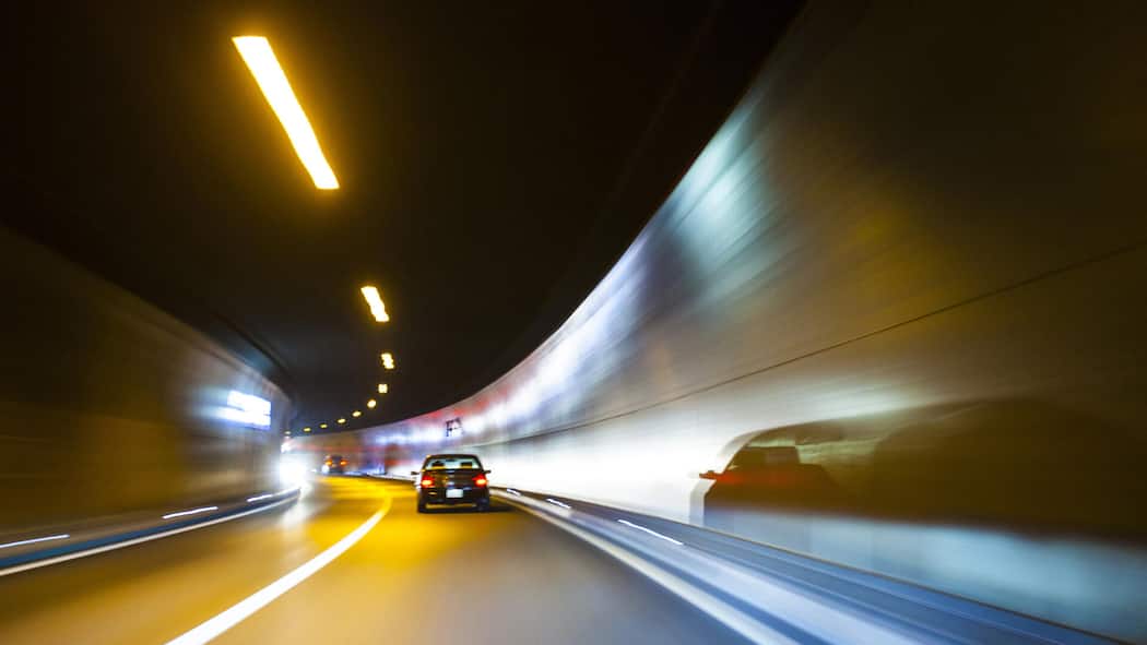 Ein teures «Hatschi»: BMW-Fahrer erklärt schweren Unfall mit Niesanfall Car speeding through a tunnel in Switzerland