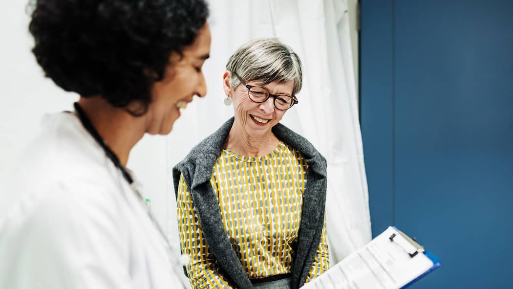 Welche Check-ups in welchem Alter Sinn machen Eine Ärztin diskutiert mit einer Patientin die medizinischen Testresultate - Check-ups sind nicht immer empfehlenswert – manchmal kann eine Diagnose sogar mehr schaden als nützen. Welche Vorsorgemassnahmen für Männer und Frauen sinnvoll sind