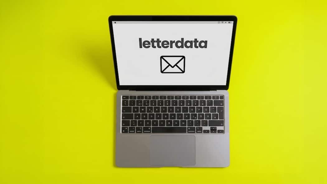 Letterdata knickt ein – Strafverfahren läuft Auf dem Bildschirm eines Laptops sind der Schriftzug «Letterdata» und ein Briefsymbol zu sehen.