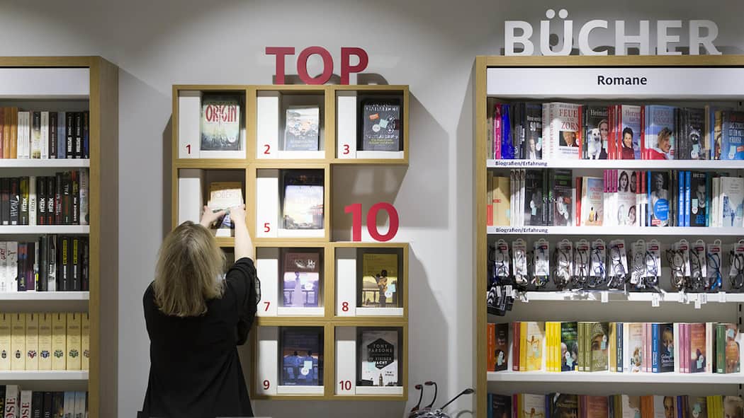 Wo Sie Ihre Bücher jetzt noch günstig kaufen Ein Ex Libris Mitarbeiterin raeumt Buecher im Regal der Ex Libris laden im Glattzentrum am 14. Maerz in Wallisellen. (KEYSTONE/Gaetan Bally)