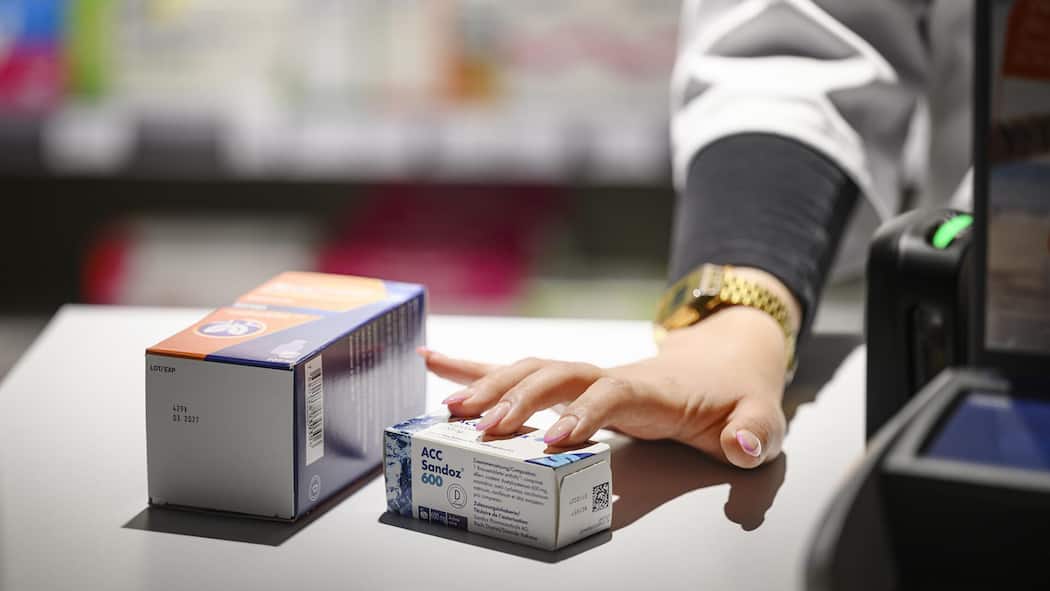 Zusatzgebühren der Apotheken gehen ins Geld – und auf die Nerven Apothekerin zeigt auf Medikamente - Obligatorische Beratungsgebühren in den Apotheken ärgern besonders die chronisch kranken Kunden: Sie wissen längst, wie sie die Medikamente anwenden müssen. Wer online bestellt, kann sparen