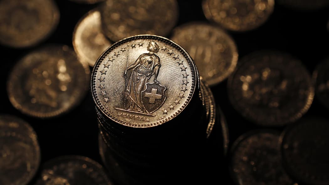 Wie sehr wir noch an Noten und Münzen hängen Münzen mit viel Patina - In Läden bezahlen Schweizerinnen und Schweizer am liebsten bargeldlos. Trotzdem werden noch Noten und Münzen in den Portemonnaies mitgetragen: Im Durchschnitt 95.85 Franken. Eine grafische Übersicht