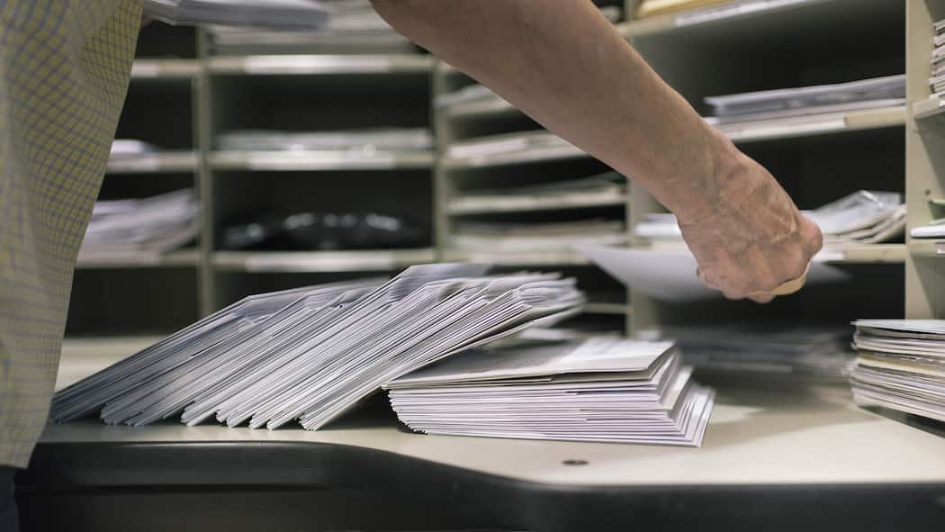 Post verschlampt Schuldbrief – Ehepaar droht grosser Schaden Ein Genfer Ehepaar bangt 13 Tagen um eine wertvolle Sendung.tler)