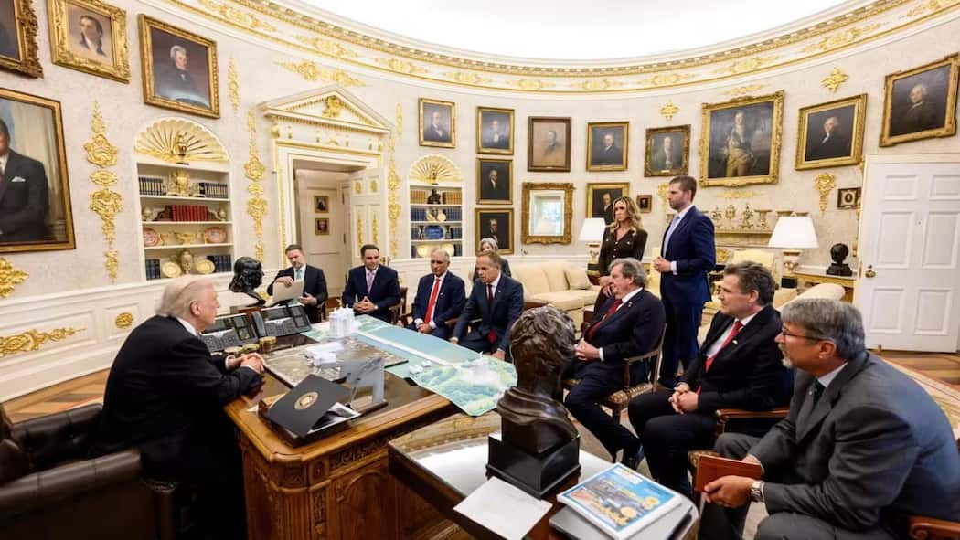 Schweizer Ex-Botschafter schiesst gegen «Team Switzerland» <p>Ikonisches Bild: die Wirtschaftsführer zu Gast bei Donald Trump im Oval Office.</p>