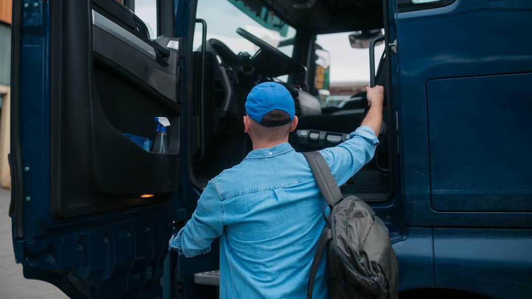 Zu lange gezögert: Chauffeur verliert 25’000 Franken LKW-Fahrer von hinten (Symbolbild) - Ein Chauffeur hat monatelang auf seinen Lohn gewartet. Weil er sich mit seinem Chef gut verstand, wollte er ihn nicht betreiben. Das rächt sich: Nach dem Konkurs der Firma lässt ihn auch die Arbeitslosenkasse hängen